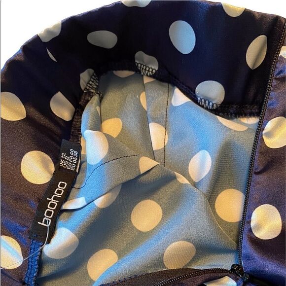 NWOT BOOHOO satin tapered trousers in navy polka dot - Picture 4 of 10